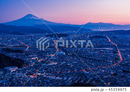 (静岡県)静岡市の街並みと富士山 夜明け前 (静岡県)静岡市の街並みと富士山 夜明け前 45359975