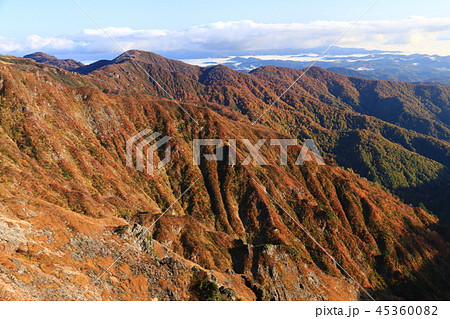 東北飯豊連峰　三国岳避難小屋からの風景　長坂尾根岩稜帯 45360082