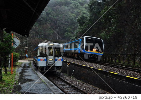坪尻駅に停車中の土讃線普通列車(1000形) 坪尻駅に停車中の土讃線普通列車(1000形) 45360719