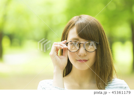 眼鏡の女性・緑 眼鏡の女性・緑 45361179