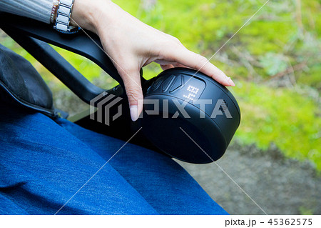 最新電動車椅子WHILLの操作 モデルの彼女は、実際に大腿骨骨折をしてしまい自分で歩けない時 この電 最新電動車椅子WHILLの操作 モデルの彼女は、実際に大腿骨骨折をしてしまい自分で歩けない時 この電 45362575