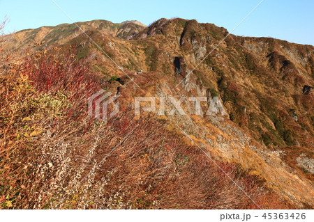 東北飯豊山山頂への道 三国岳からの風景 種蒔山越しの山頂 東北飯豊山山頂への道 三国岳からの風景 種蒔山越しの山頂 45363426