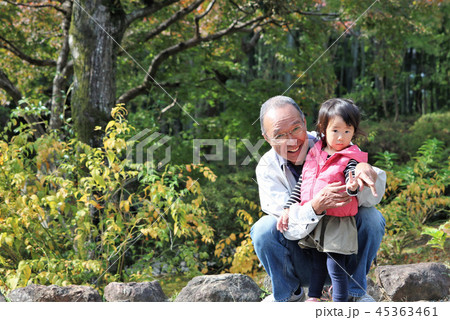 おじいちゃんと孫　アウトドア 45363461