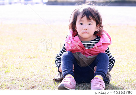 公園でしゃがむ女の子 公園でしゃがむ女の子 45363790
