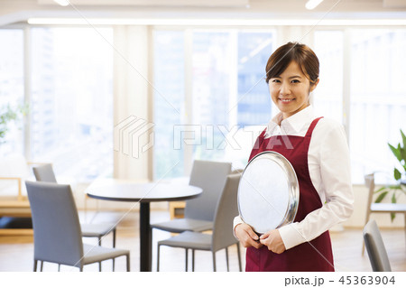 カフェ　レストラン　女性　若い女性　人物　飲食店　店員　ウェイトレス　アルバイト　パート　　　　　　 45363904
