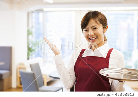 カフェ　レストラン　女性　若い女性　人物　飲食店　店員　ウェイトレス　アルバイト　パート　　　　　　 45363912