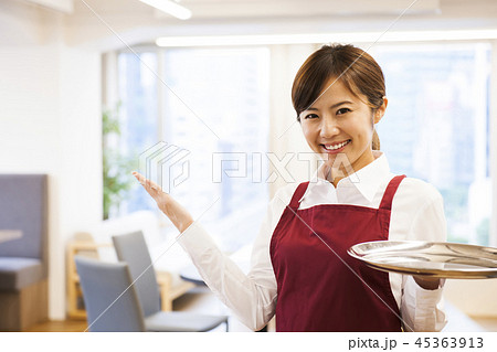 カフェ　レストラン　女性　若い女性　人物　飲食店　店員　ウェイトレス　アルバイト　パート　　　　　　 45363913