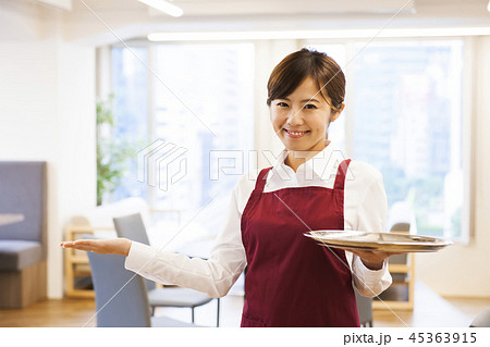 カフェ　レストラン　女性　若い女性　人物　飲食店　店員　ウェイトレス　アルバイト　パート　　　　　　 45363915