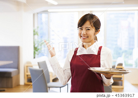 カフェ レストラン 女性 若い女性 人物 飲食店 店員 ウェイトレス アルバイト パート カフェ レストラン 女性 若い女性 人物 飲食店 店員 ウェイトレス アルバイト パート 45363917