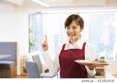 カフェ　レストラン　女性　若い女性　人物　飲食店　店員　ウェイトレス　アルバイト　パート　　　　　　 45363918