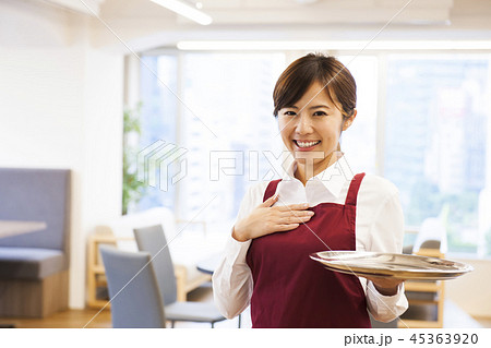 カフェ　レストラン　女性　若い女性　人物　飲食店　店員　ウェイトレス　アルバイト　パート　　　　　　 45363920