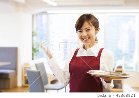 カフェ　レストラン　女性　若い女性　人物　飲食店　店員　ウェイトレス　アルバイト　パート　　　　　　 45363921