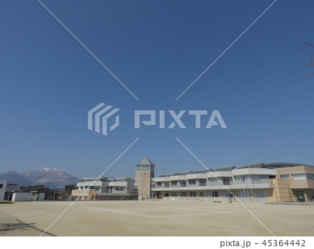 いなべ市立員弁西小学校と藤原岳 ( 2018年2月冬 三重県いなべ市 ) いなべ市立員弁西小学校と藤原岳 ( 2018年2月冬 三重県いなべ市 ) 45364442
