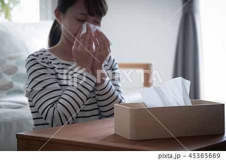 ティッシュで鼻をかむ日本人30代女性 45365669