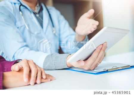 Doctors and patients sit and talk Doctors and patients sit and talk 45365901