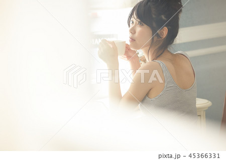 女性 ライフスタイル くつろぐ 女性 ライフスタイル くつろぐ 45366331