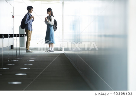 男女　デート 45366352