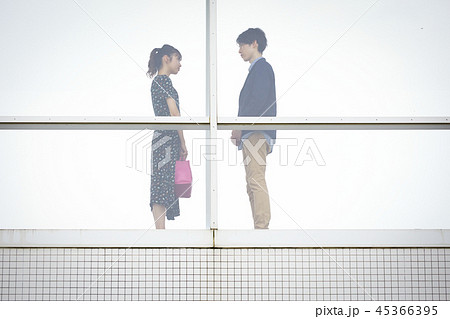男女　デート 45366395
