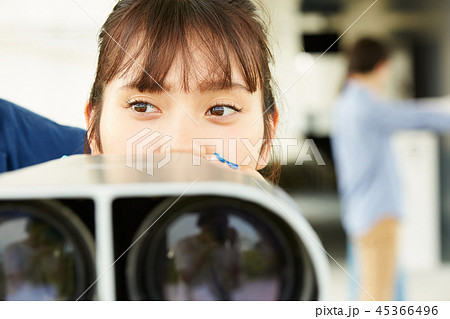 女性　観光　楽しむ 45366496