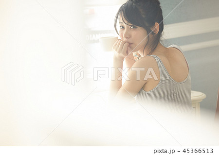 女性 ライフスタイル くつろぐ 女性 ライフスタイル くつろぐ 45366513
