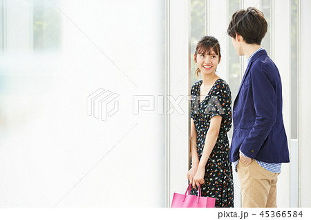 男女　デート 45366584
