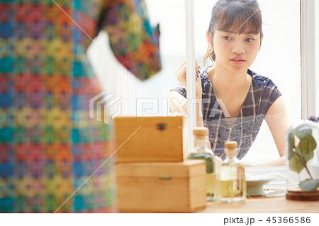 女性　ショッピング　楽しむ 45366586