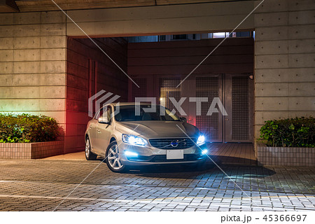 金色の車と夜の街並み風景 45366697