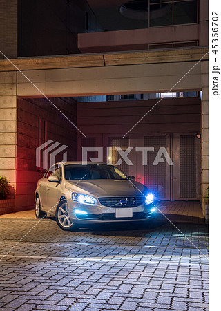 金色の車と夜の街並み風景 45366702