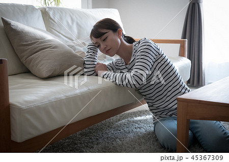 体調不良の30代女性 ストレス 悩み 日本人 体調不良の30代女性 ストレス 悩み 日本人 45367309