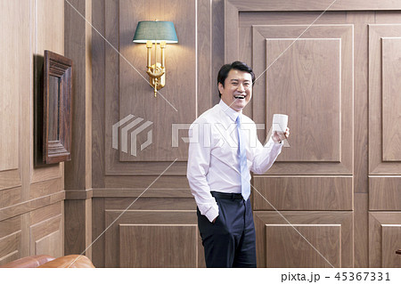 ビジネスマン 男 男性 45367331