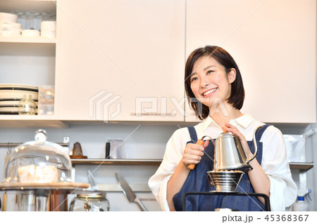 カフェの女性　ドリップコーヒーを入れる 45368367