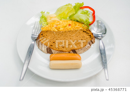 Omelette, sausages, breads and salads are good for 45368771