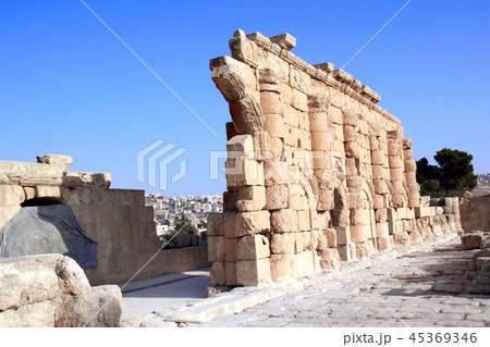 Ruins of ancient temple in Jerash, Jordan 45369346