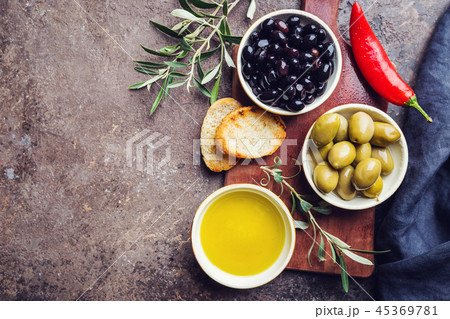 A set of olives and olive oil A set of olives and olive oil 45369781