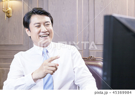 ビジネスマン デスク 机 45369984