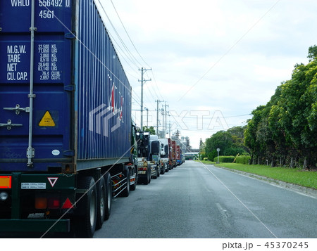 荷下ろし待ちで道路に渋滞する「大型トラック」の光景 荷下ろし待ちで道路に渋滞する「大型トラック」の光景 45370245