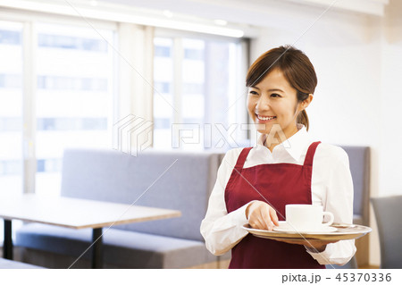 カフェ レストラン 女性 若い女性 人物 飲食店 店員 ウェイトレス アルバイト パート の写真素材