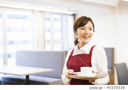 カフェ レストラン 女性 若い女性 人物 飲食店 店員 ウェイトレス アルバイト パート の写真素材 45370338 Pixta