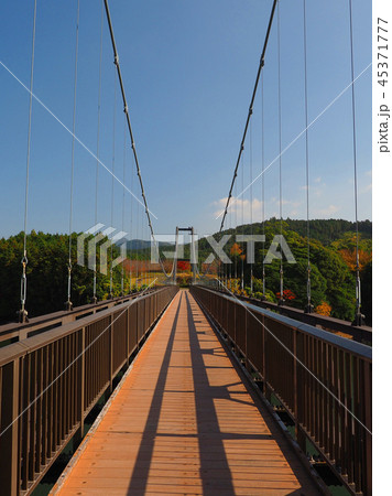 野岳大橋(長崎県:野岳湖:秋の行楽シーズン) 野岳大橋(長崎県:野岳湖:秋の行楽シーズン) 45371777