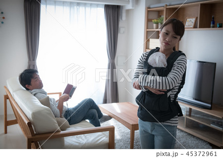 育児をしない夫と赤ちゃんを抱く不満げな妻 45372961
