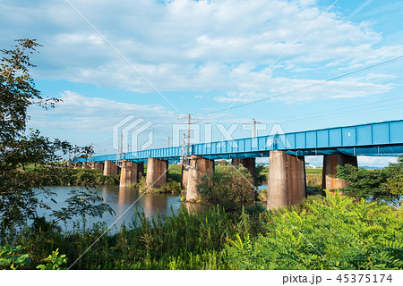 鉄橋　橋脚　橋　川　貨物列車 45375174