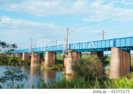 鉄橋　橋脚　橋　川　貨物列車 45375175