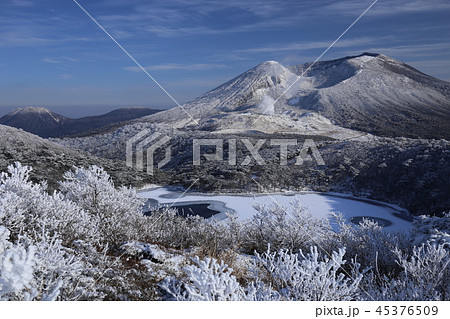白鳥山から雪の韓国岳を望む 45376509