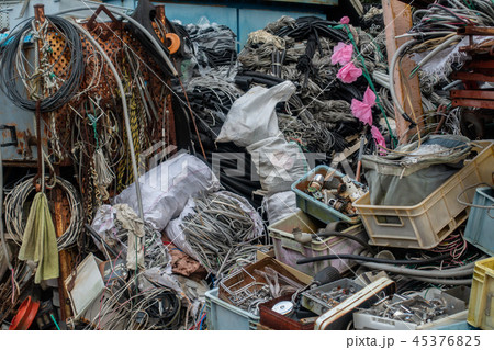 社会問題 あふれるゴミ ゴミ屋敷のイメージの写真素材