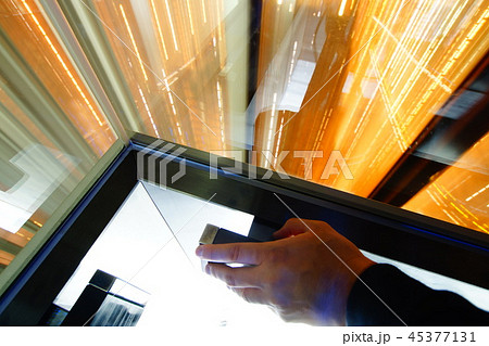 エレベーターと手 45377131