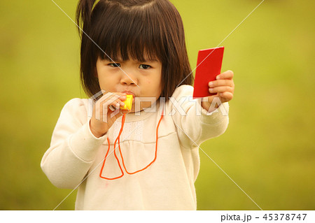 レッドカードを出す女の子 45378747