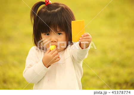 イエローカードを出す女の子 45378774