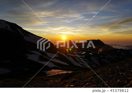 立山・一ノ越山荘から見る日本海に沈む夕陽 45379812