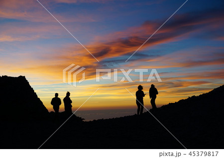 立山・一ノ越山荘から夕焼けを見る登山者 立山・一ノ越山荘から夕焼けを見る登山者 45379817