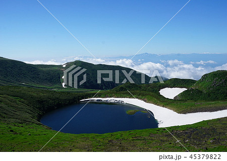 鳥海山・鳥海湖と月山遠望 45379822